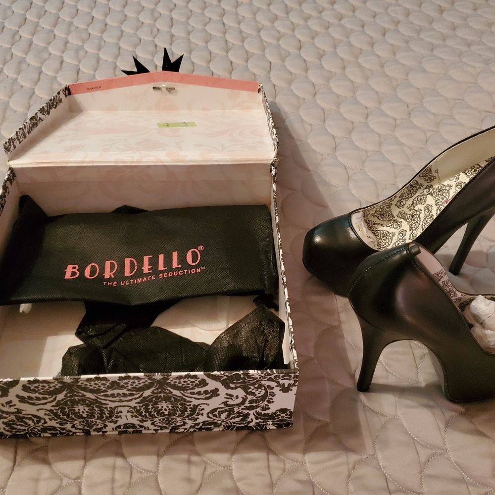 Womens Sz 7 Bordello Black Platform Pumps